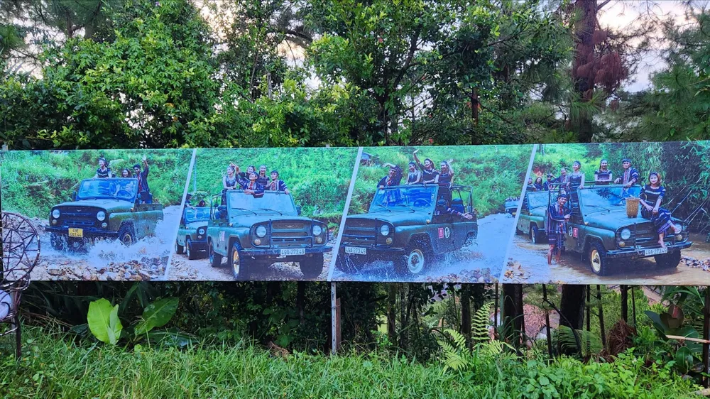 Mô hình tham quan du lịch bằng xe jeep trong KDL Làng Cù Lần. Ảnh: Tùng Võ kdl-lang-cu-lan.jpg
