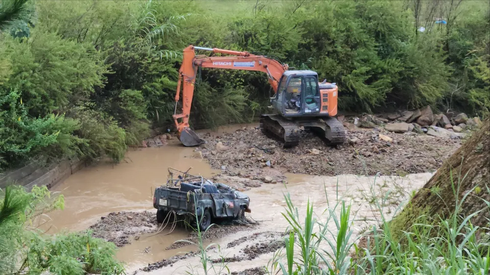 Chiếc xe Jeep được tìm thấy dưới lòng suối. Ảnh: Võ Tùng làng cù lần 1.jpg