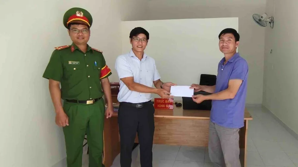 Hành động đẹp, tử tế của thượng úy Trần Trung Kiên. Ảnh: CACC IMG_7044.jpeg
