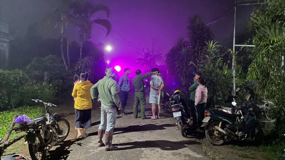 Do lo sợ cháu bé bị bắt cóc nên hàng trăm người xuyên đêm tìm kiếm cháu gái. Ảnh: VT chau-be-mat-tich-3.jpg