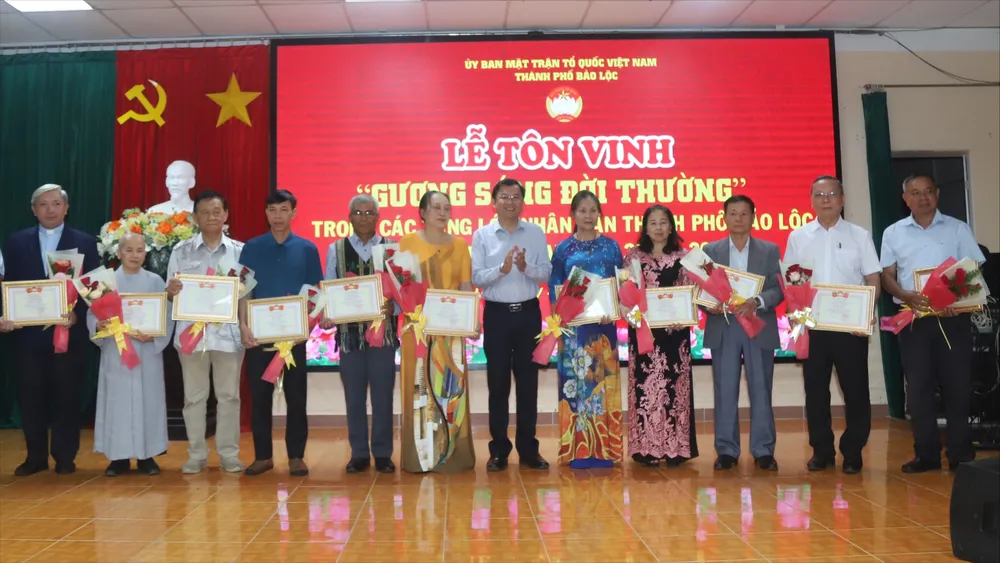 Những Gương sáng đời thường được vinh danh. Ảnh: VT guong-sang-doi-thuong