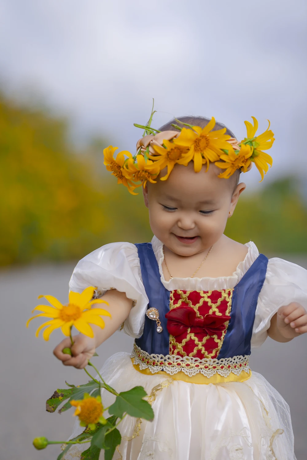 Hẹn mùa sau, bé Bông và nhiều bạn trẻ khác sẽ lại chụp hình cùng loài hoa đặc biệt của quê hương mình. Ảnh: PHƯƠNG UYÊN da-quy-6.jpg