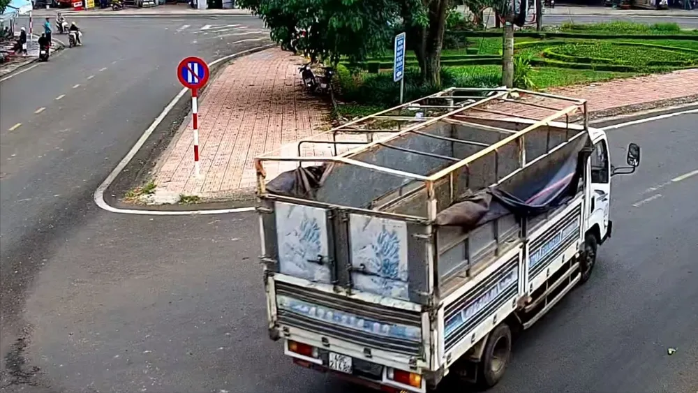 Triệu tập tài xế ô tô tải vượt ẩu gây tai nạn với xe máy rồi bỏ chạy.jpg