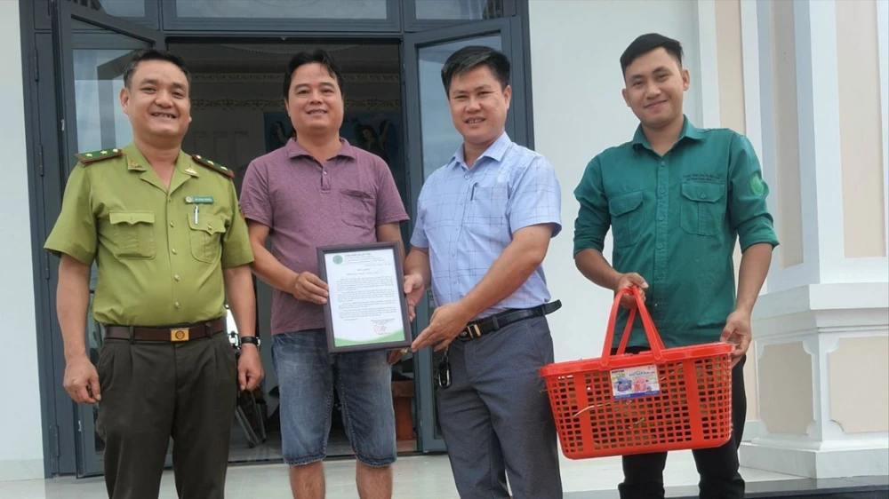 Giao nộp 2 con Cu li vừa bắt được trong rẫy cà phê