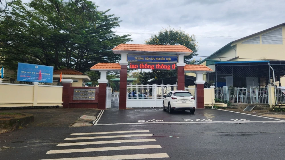 Vào trường học cướp bông tai của học sinh