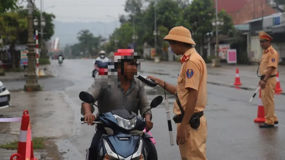 Công an Lâm Đồng: Xử lý hàng chục trường hợp vi phạm giao thông trong ngày đầu ra quân