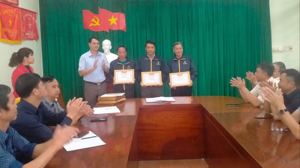 Cựu sỹ quan đặc công 4 lần cứu người tự tử được khen thưởng