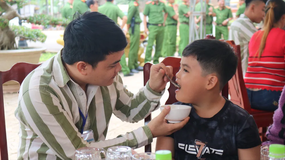 "Bữa cơm gia đình - giấc mơ của tôi". Ảnh: VÕ TÙNG