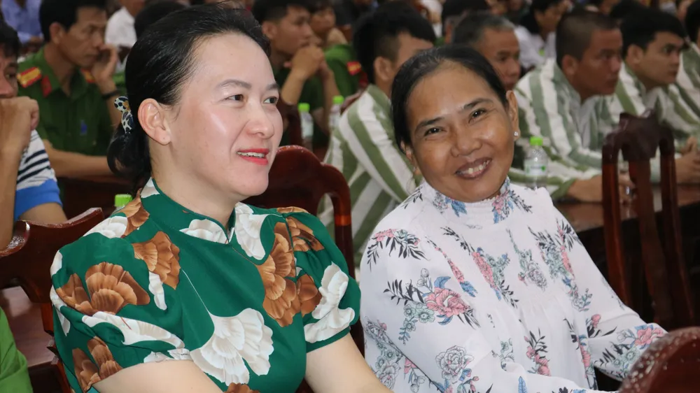 Vượt qua mọi mặc cảm, chị Huỳnh Thị Vân Khanh và chị Dương Thị Thuỳ Trâm đang đứng dậy một cách mạnh mẽ trong cuộc sống. Ảnh: VÕ TÙNG