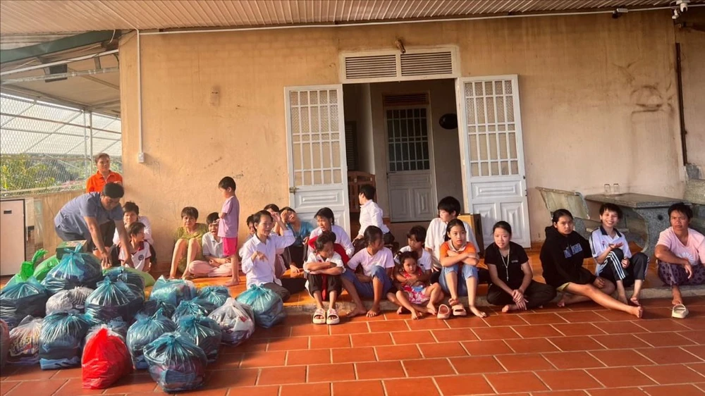 Các luật sư mang giáng sinh đến với các cháu bị bỏ rơi