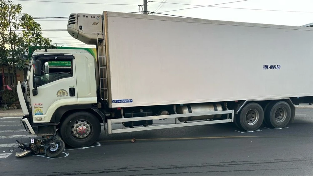 Bị cuốn vào gầm xe tải, người đàn ông 79 tử vong