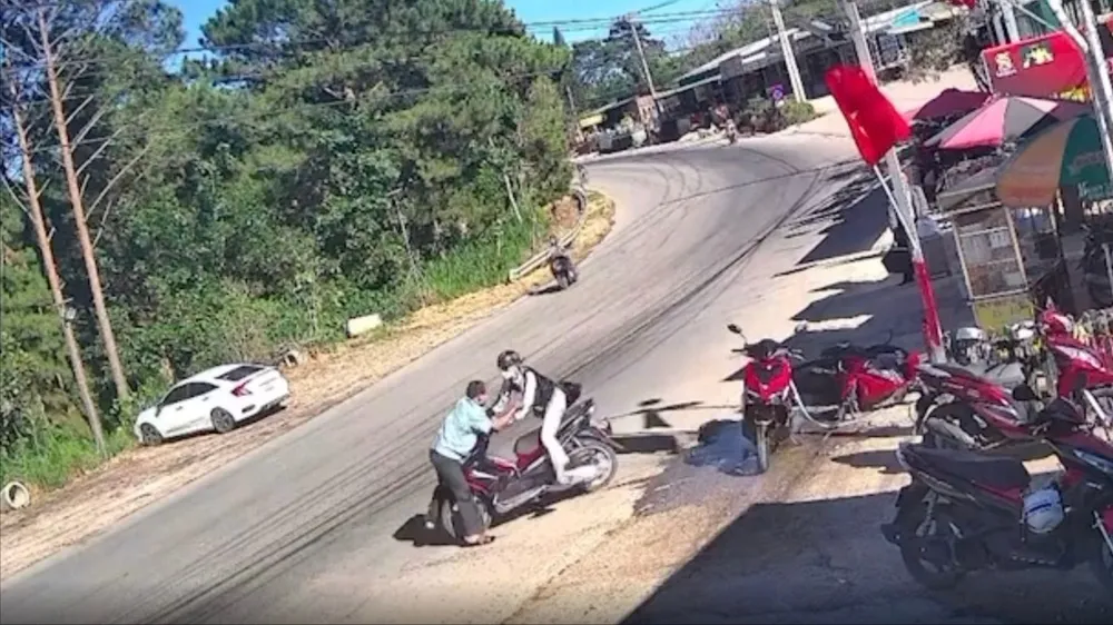 Dắt trộm xe máy trước mặt chủ nhà