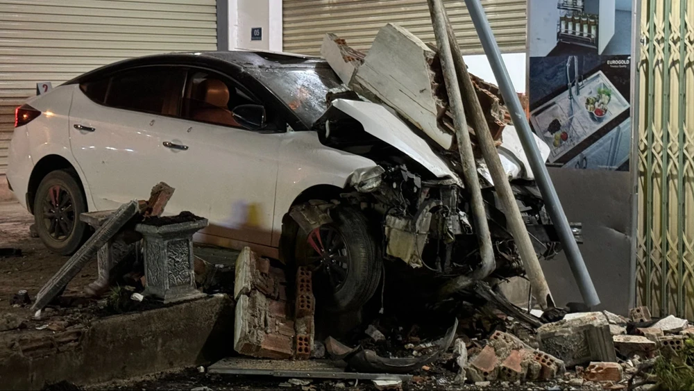 Người phụ nữ lái ô tô tông sập hiên nhà