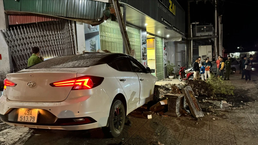 Người phụ nữ lái ô tô tông sập hiên nhà