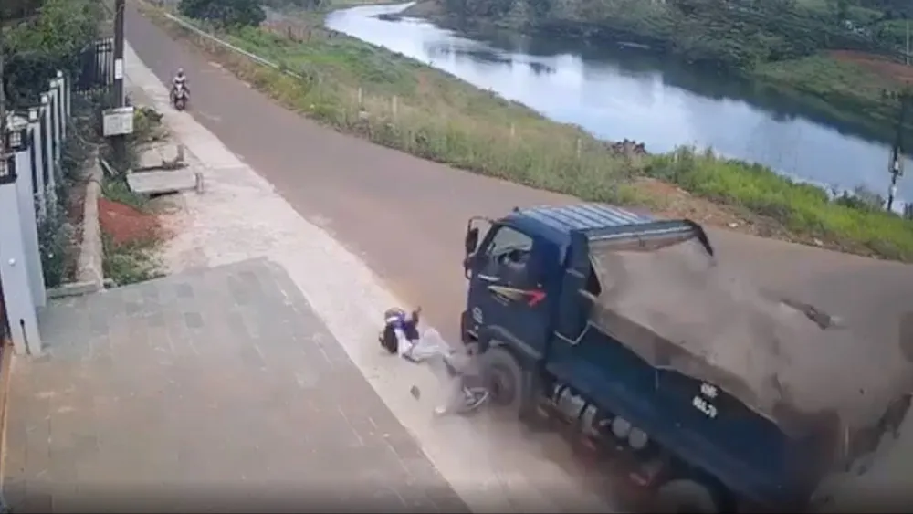 Xe ben tông xe máy khiến 1 người nguy kịch