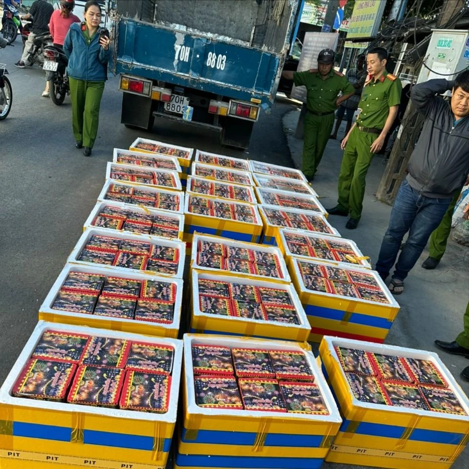 Mua hàng trăm kg pháo lậu từ Campuchia