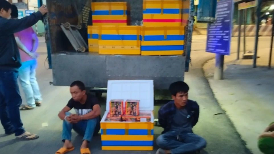 Mua hàng trăm kg pháo lậu từ Campuchia