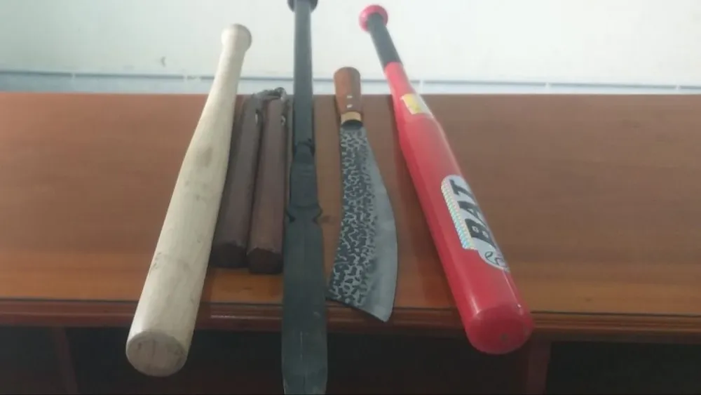 Bị bắt vì chứa 13 hộp pháo nổ trong nhà cùng nhiều hung khí