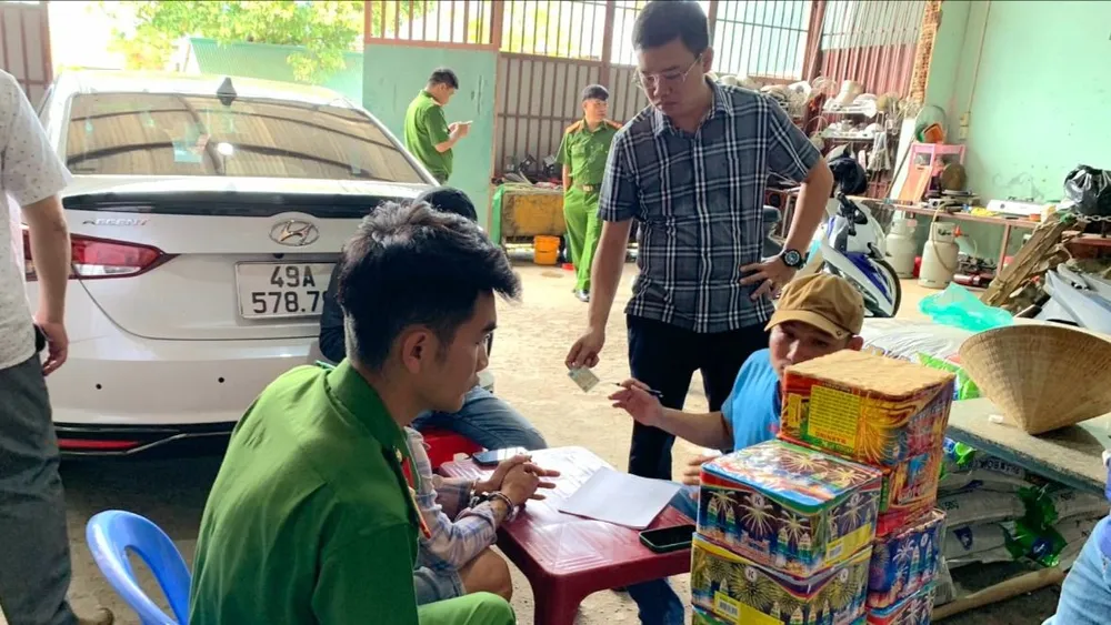 Bị bắt vì chứa 13 hộp pháo nổ trong nhà cùng nhiều hung khí