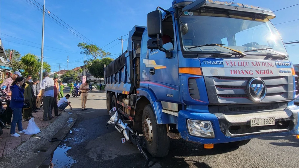 Xe ben chở cát tông đứt lìa chân của 1 phụ nữ