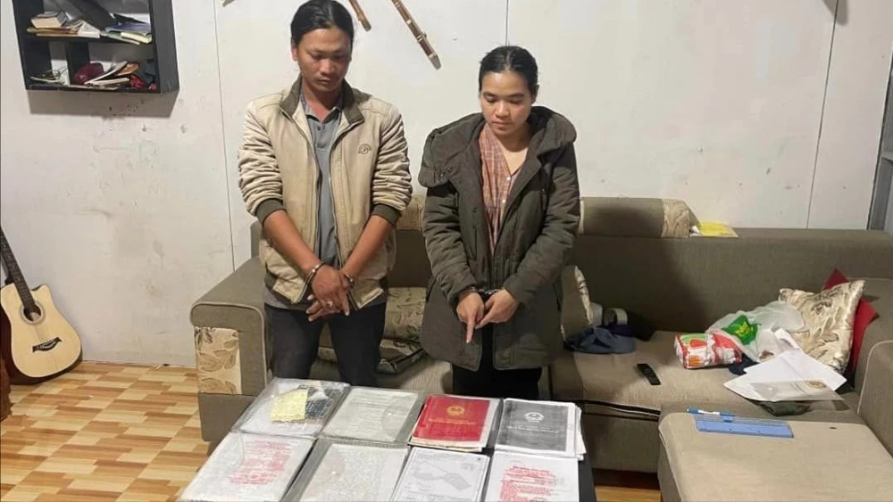 Cặp đôi 'Dễ Thương' bị bắt vì cho vay lãi nặng