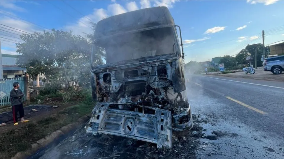 Xe đầu kéo cháy rụi trên QL 20