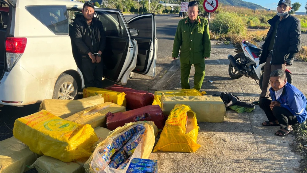 Dùng taxi chở gần nửa tạ pháo nổ