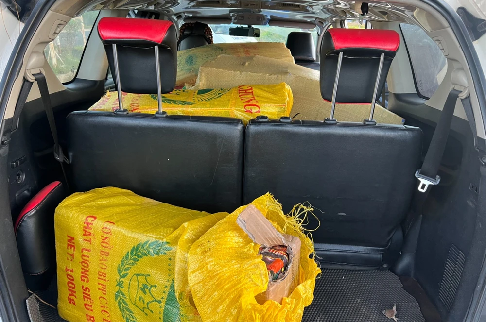 Dùng taxi chở gần nửa tạ pháo nổ