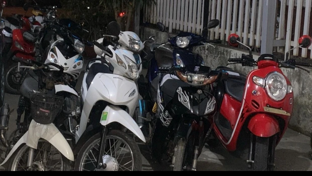 Học sinh, sinh viên vi phạm ATGT có thể bị hạ hạnh kiểm. Ảnh: VT hoc-sinh-1-3574-4992.jpg