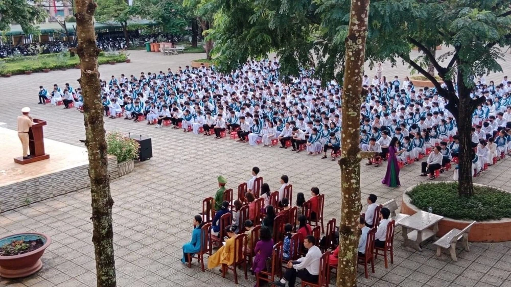 Công an Đạ Huoai phối hợp với các trường tuyên truyền ANTG cho học sinh trên địa bàn. Ảnh: VT hoc-sinh-3-7584-3181.jpg