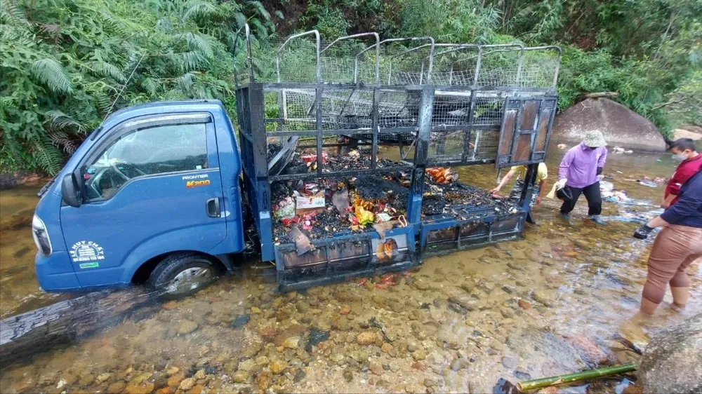 Đang chạy thì xe cháy, tài xế lao cả xe tải xuống suối để dập lửa