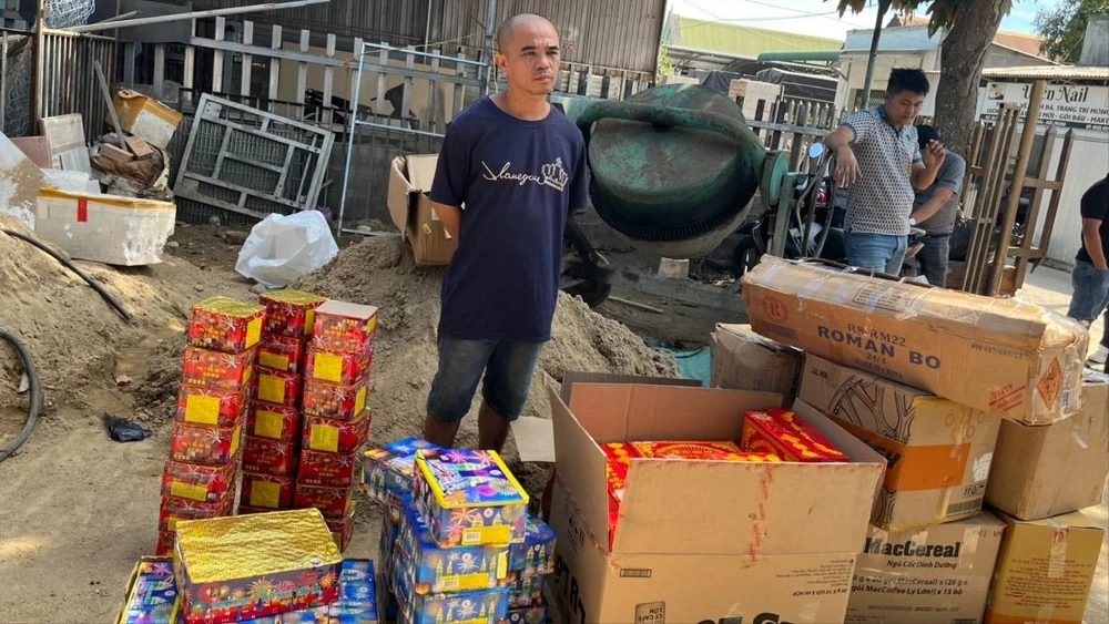 Mua gần 3 tạ pháo nổ về để chơi tết