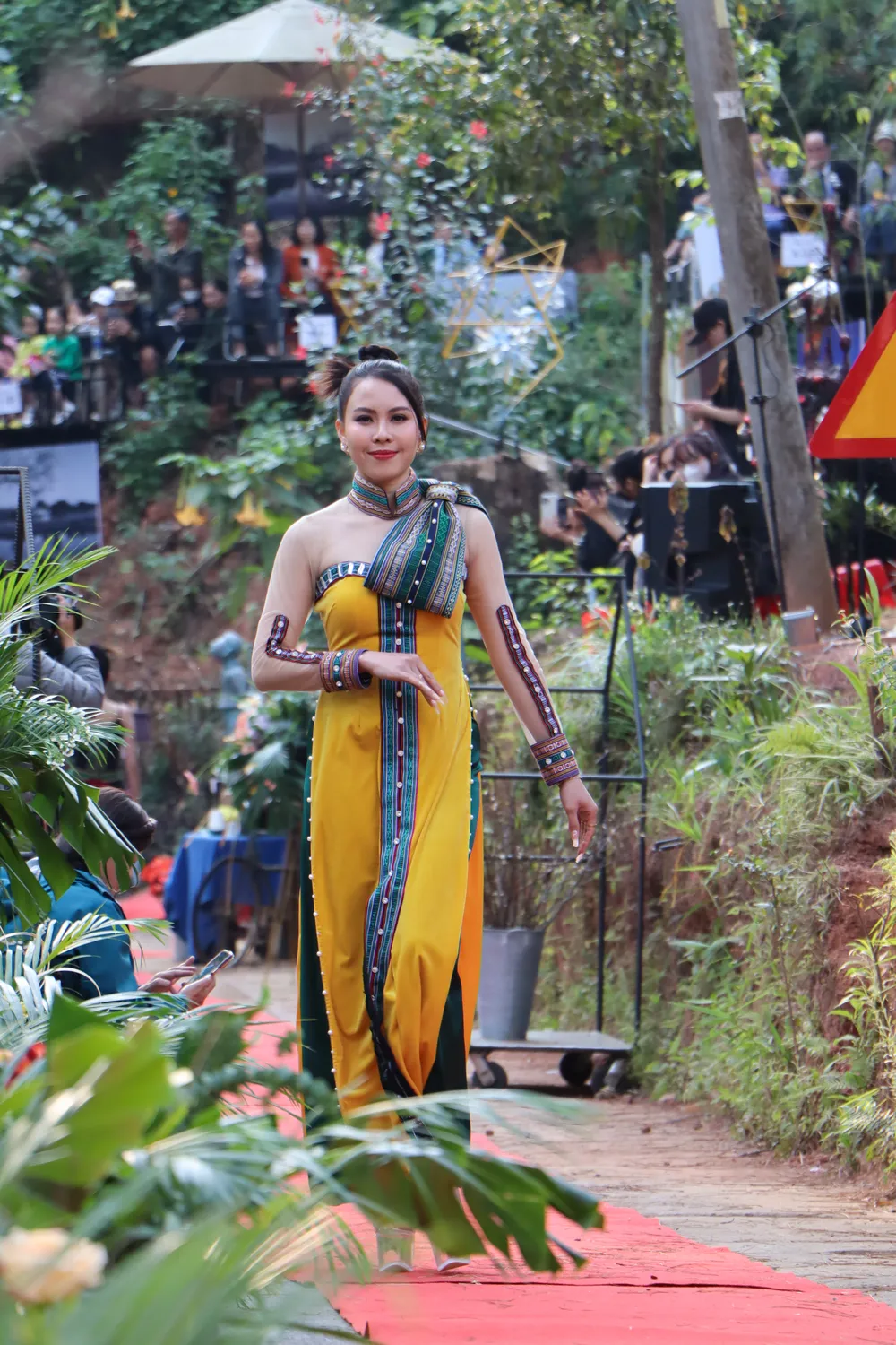 Trang phục mộc mạc của người con gái K'ho Langbiang cung-duong-nghe-thuat-3.jpg