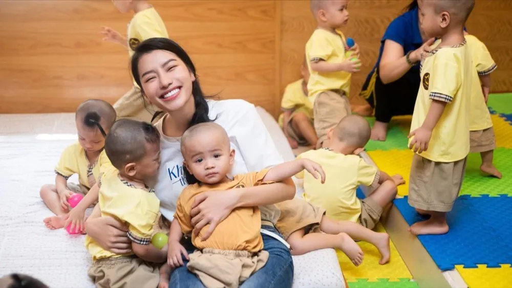 Á hậu Hoàng Nhung cùng các cháu nhỏ ở mái ấm Chúc Từ hoa-hau-2 lớn.jpeg