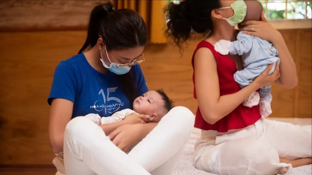 Hoa hậu Xuân Hạnh tại Mái ấm Chúc Từ Tân hoa hậu trao tủ thuốc cho em ở TP Hồ Chí Minh