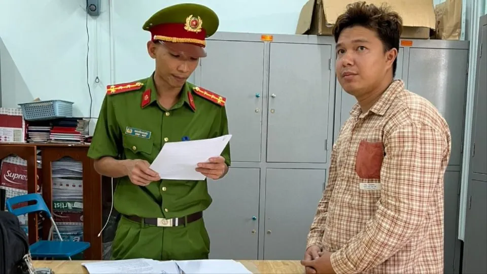 Gã giao hàng "cuỗm" gần 300 triệu tiền của công ty. Ảnh: VT Nam thanh niên bốc xếp 'cuỗm' hàng trăm triệu tiền hàng của công ty