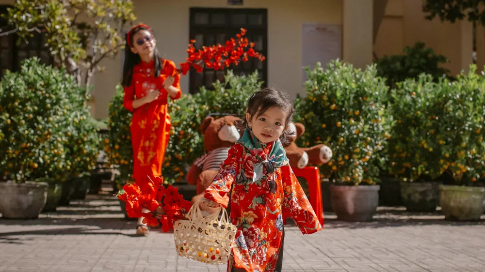 Em bé vùng cao “lên đồ” theo chị xuống chợ Xuân