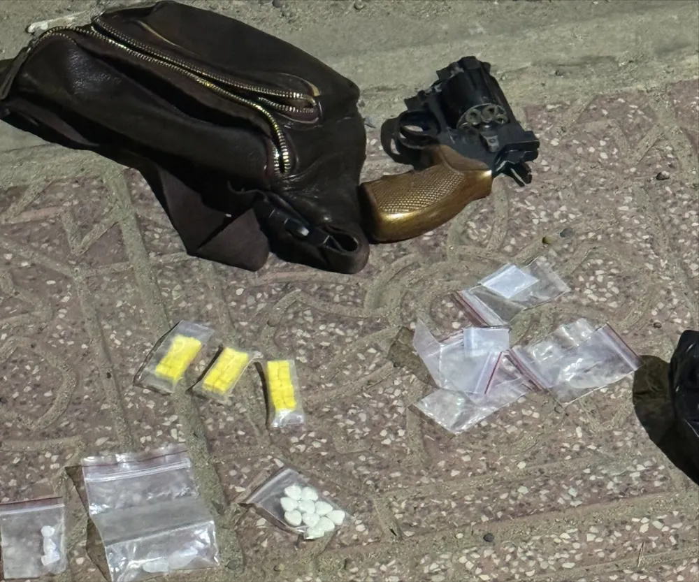 Mang súng đi giao ma tuý bị công an bắt giữ