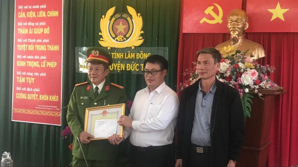 Khen thưởng lực lượng truy bắt kẻ cướp ngân hàng ở Đức Trọng