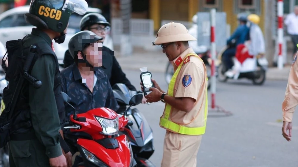 Người đàn ông dính nồng độ cồn mặc dù chỉ "nhấp nhấp" ly rượu đầu xuân. Ảnh: VT cong-an-2.jpg