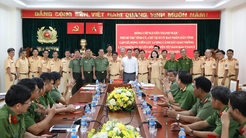 Chủ tịch Tây Ninh động viên CSGT làm nhiệm vụ xuyên tết