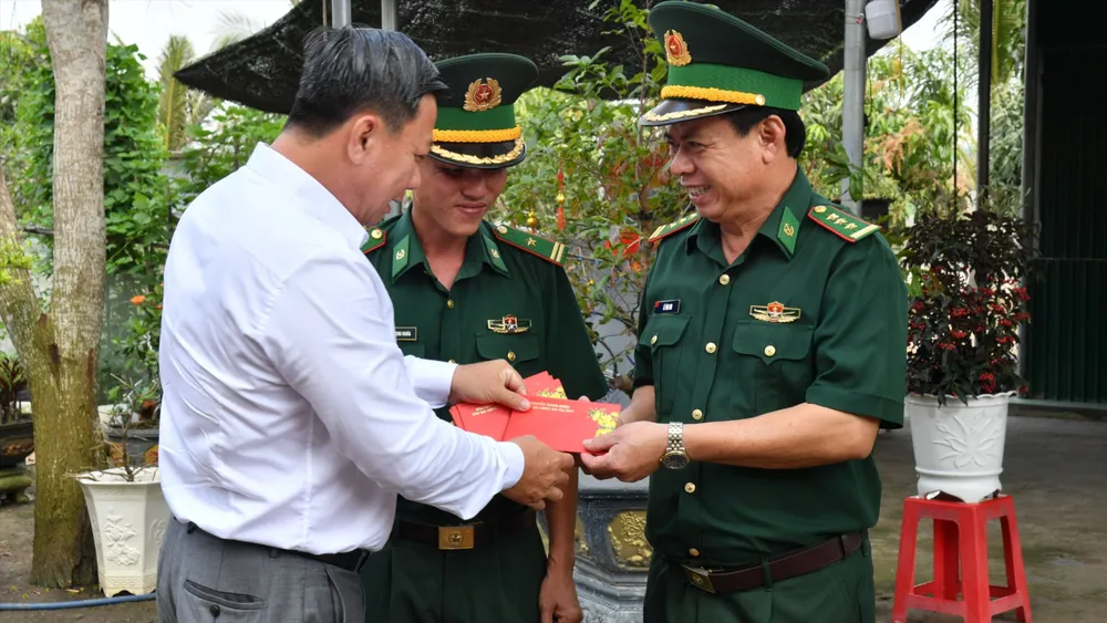 Chủ tịch tỉnh Tây Ninh xông đất biên phòng đầu năm mới