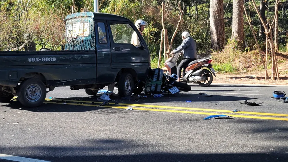 Xe tải quay đầu, gây ra vụ tai nạn đầu tiên trên đèo Prenn mới