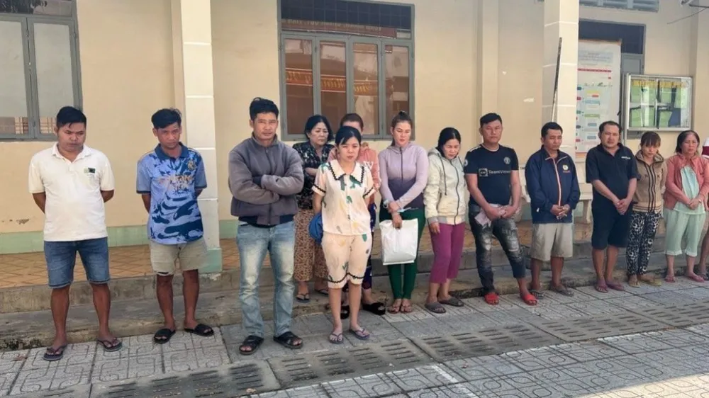 Hàng chục người ra vùng biên đánh bạc