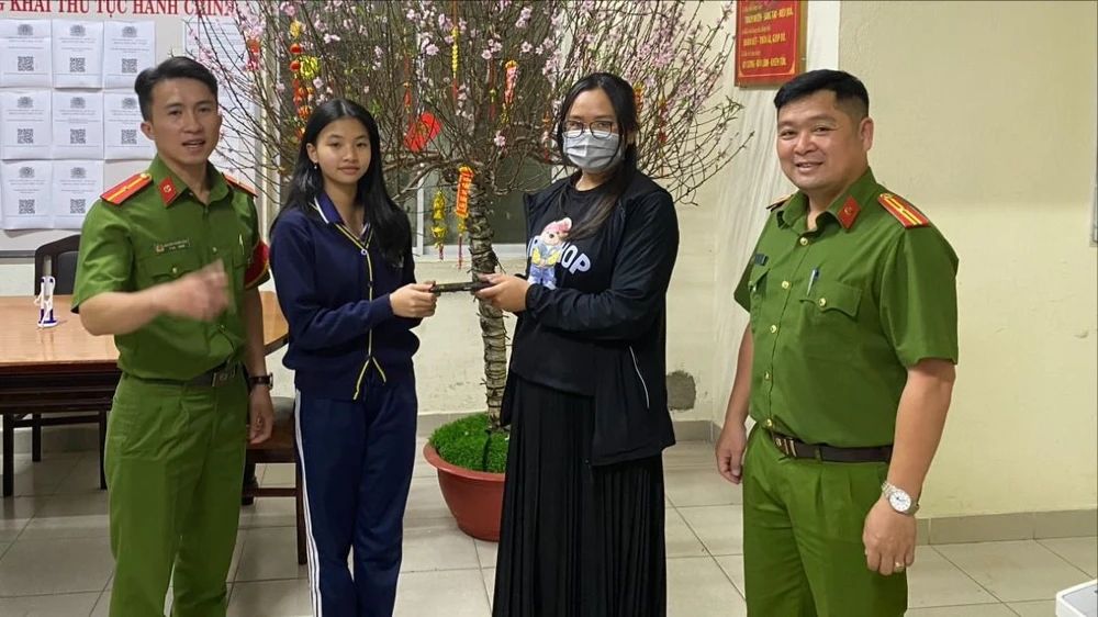 Học sinh lớp 7 nhặt điện thoại mang đến công an trả cho người mất