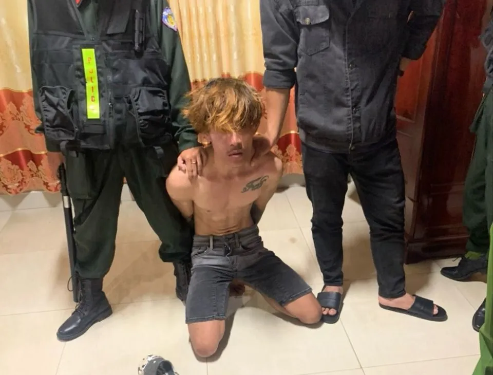 Dí dao vào bụng để cướp điện thoại, còn bắt cháu bé mở mật khẩu