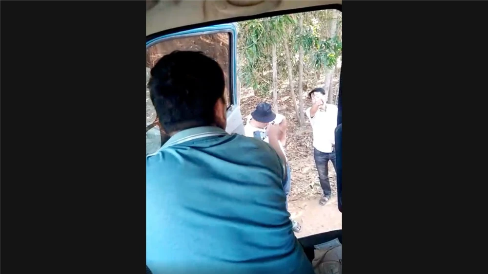 Những người tố cáo "công trường sa tặc" liên tiếp bị đe doa, chửi bới. Ảnh cắt từ clip do người dân cung cấp sa-tac-2.png