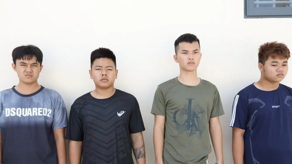 4 thanh niên bị công an bắt giữ. Ảnh: VT thanh-nien-1.jpg