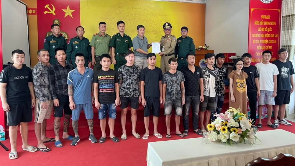 15 công dân bị cưỡng bức lao động ở Campuchia được tiếp nhận về nước Tiếp nhận 15 công dân bị cưỡng bức lao động ở Campuchia
