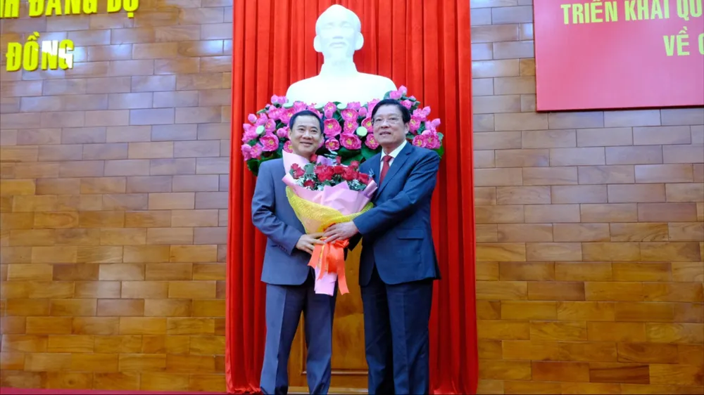 Ông Phan Đình Trạc, Trưởng Ban Nội chính Trung ương, tặng hoa chúc mừng ông Nguyễn Thái Học. bi-thu-11.jpg